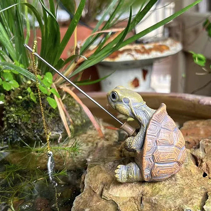 Schildkröten-Gartenfigur mit Angelrute und Fischanhänger, detailliert handgearbeitet