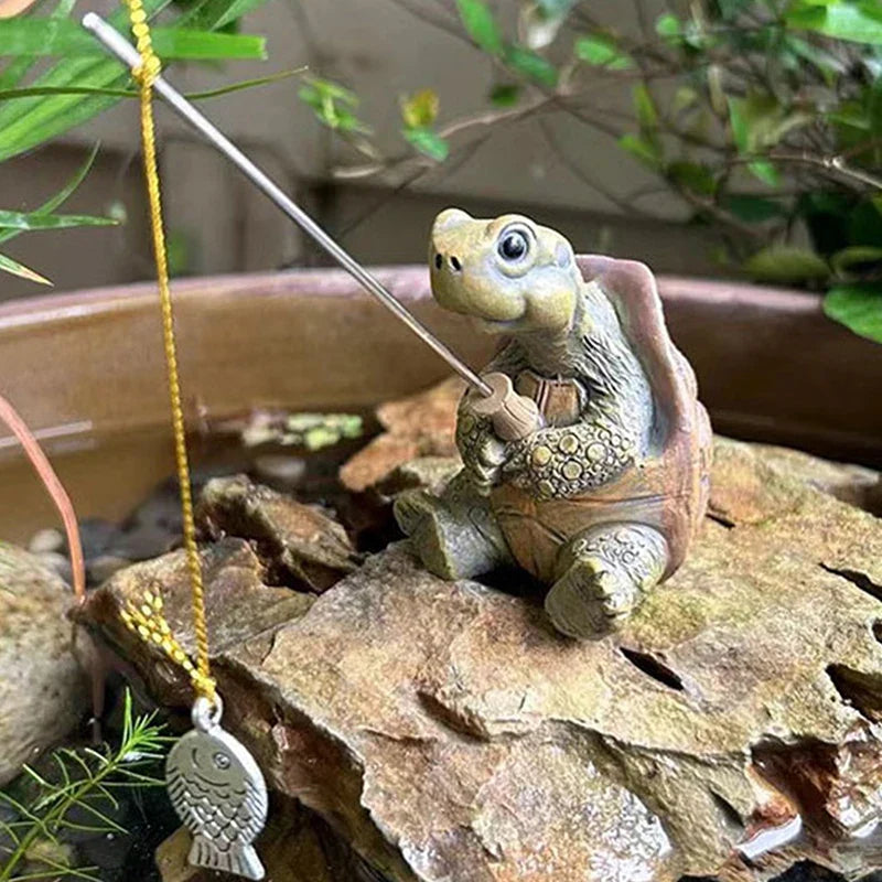 Schildkröten-Gartenfigur mit Angelrute und Fischanhänger, detailliert handgearbeitet