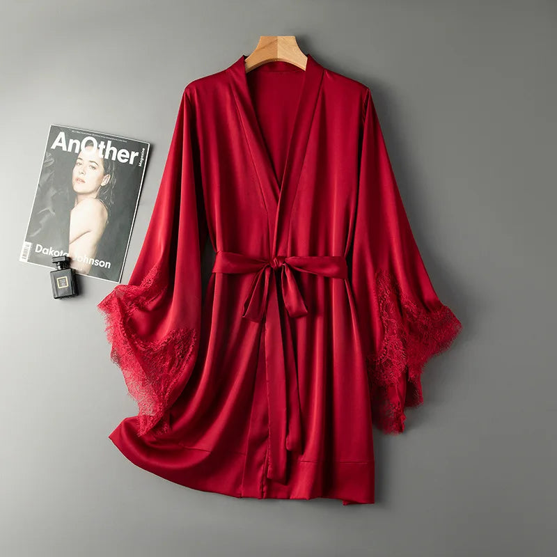 Kurzer Kimono-Bademantel mit Spitzenverzierung und weichem Drapieren
