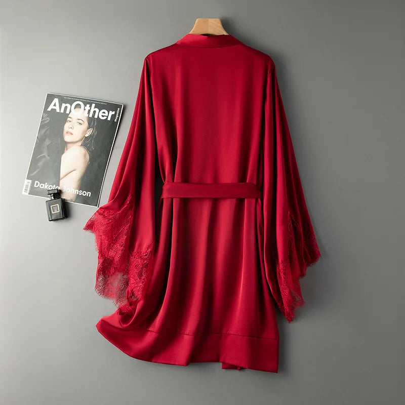 Kurzer Kimono-Bademantel mit Spitzenverzierung und weichem Drapieren