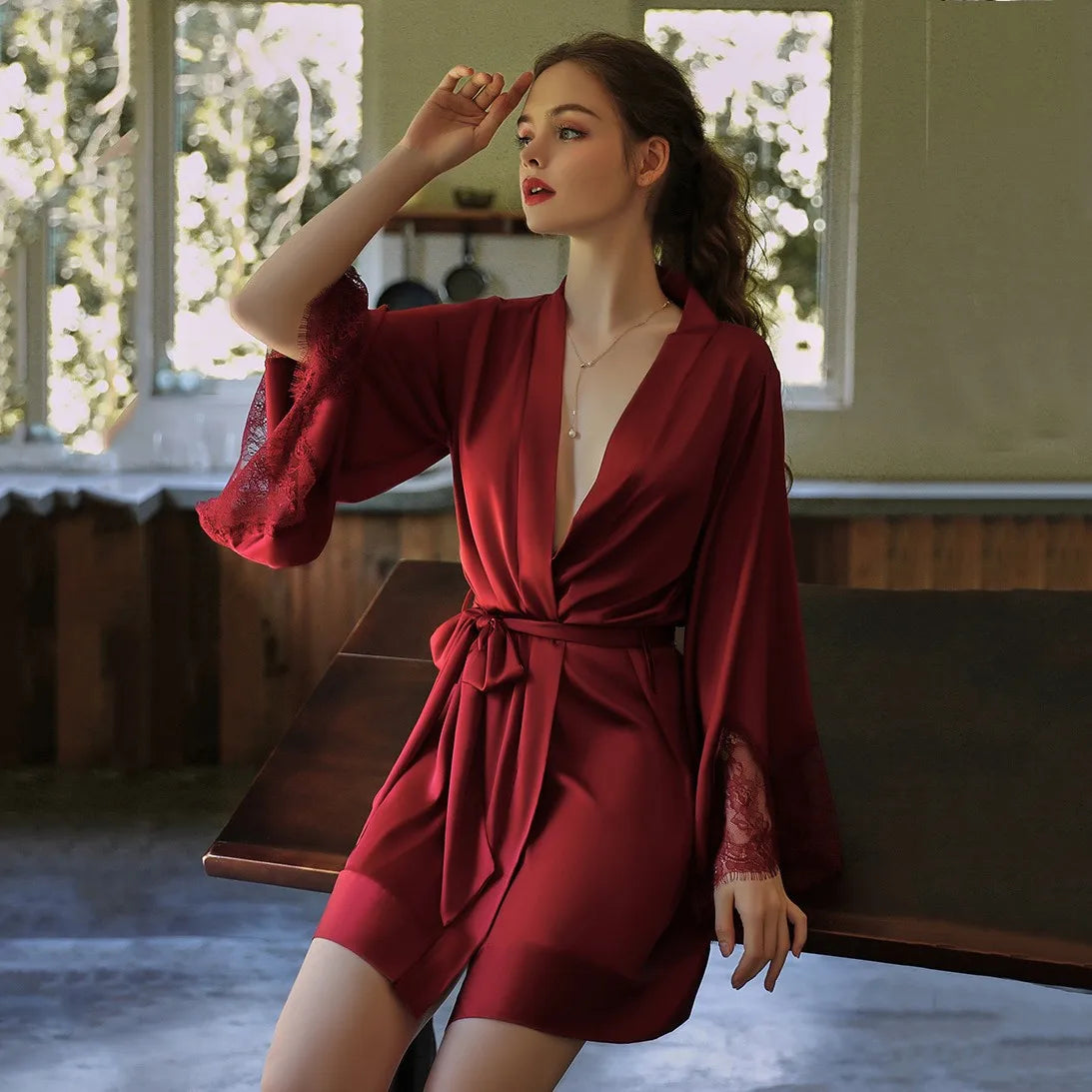Kurzer Kimono-Bademantel mit Spitzenverzierung und weichem Drapieren