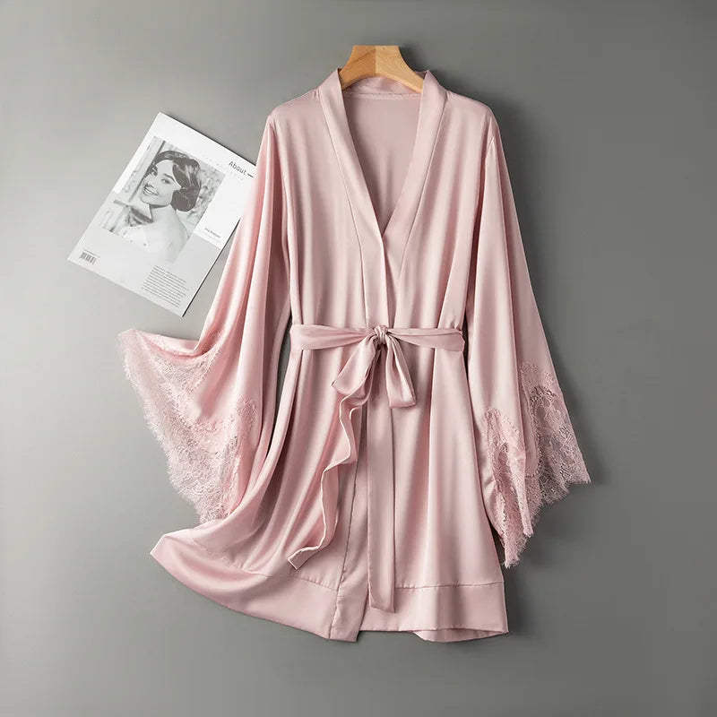 Kurzer Kimono-Bademantel mit Spitzenverzierung und weichem Drapieren