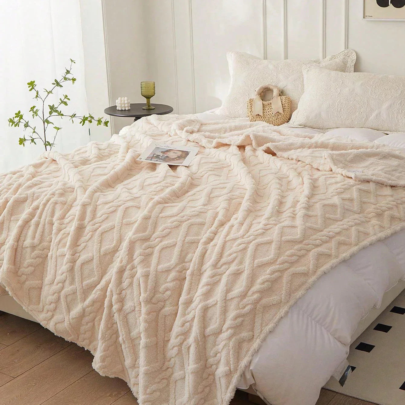 Leichte Korallenfleece-Decke mit Jacquard-Textur tragbar