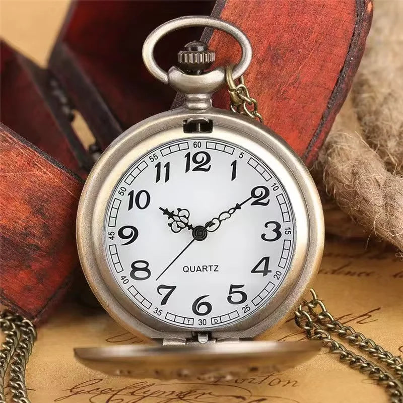 Vintage-Anhängeruhr mit Totenkopf-Design und augenförmigen Zifferblattfenstern