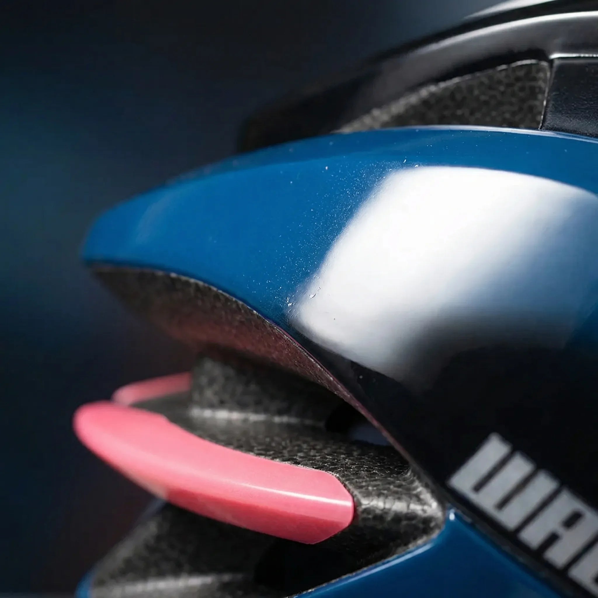 Aerodynamischer Rennradhelm mit Belüftung und verstellbarem Haltesystem