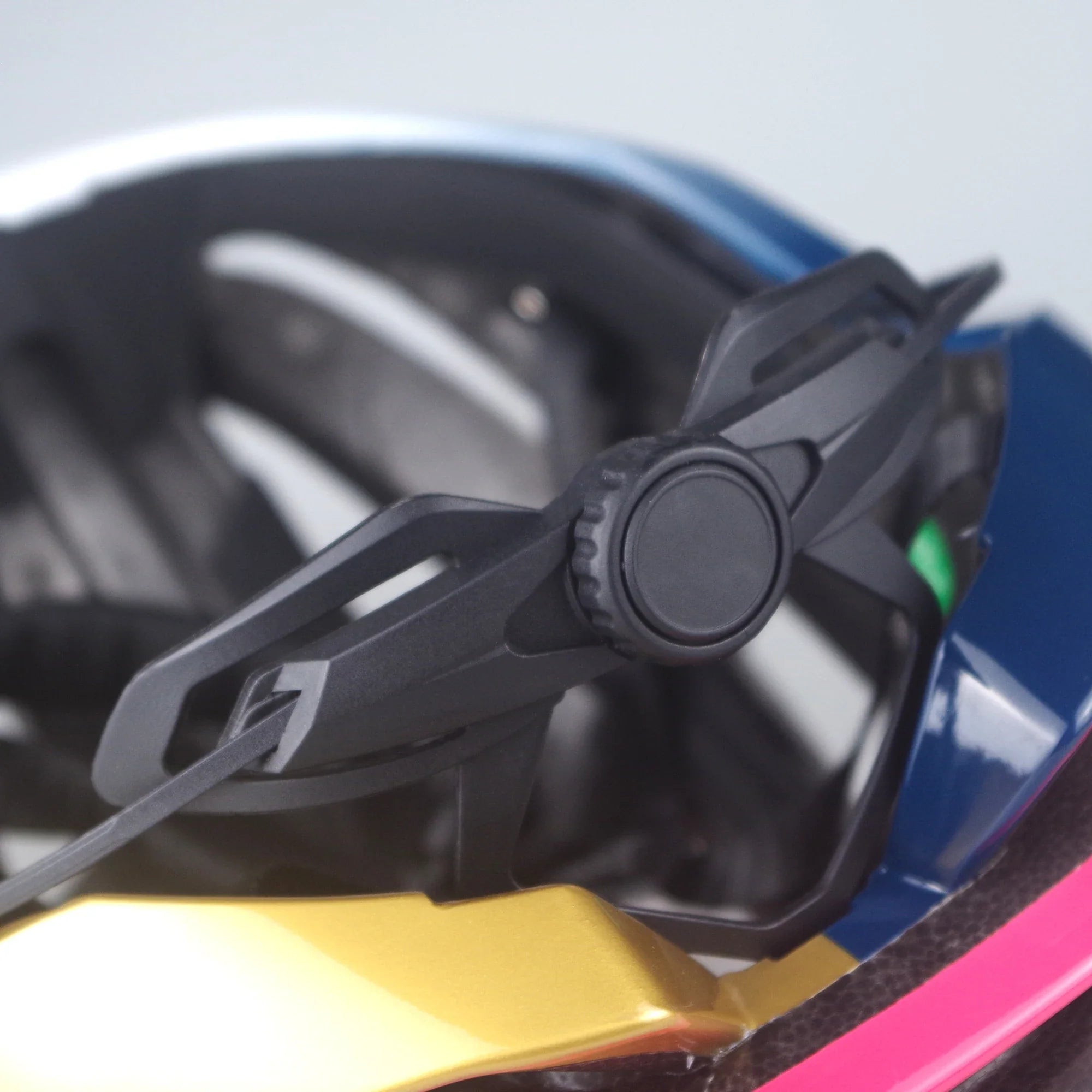 Aerodynamischer Rennradhelm mit Belüftung und verstellbarem Haltesystem