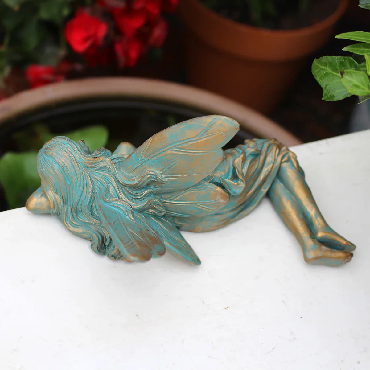 Schlafende Elfe mit Flügeln Gartenfigur Kupferoptik