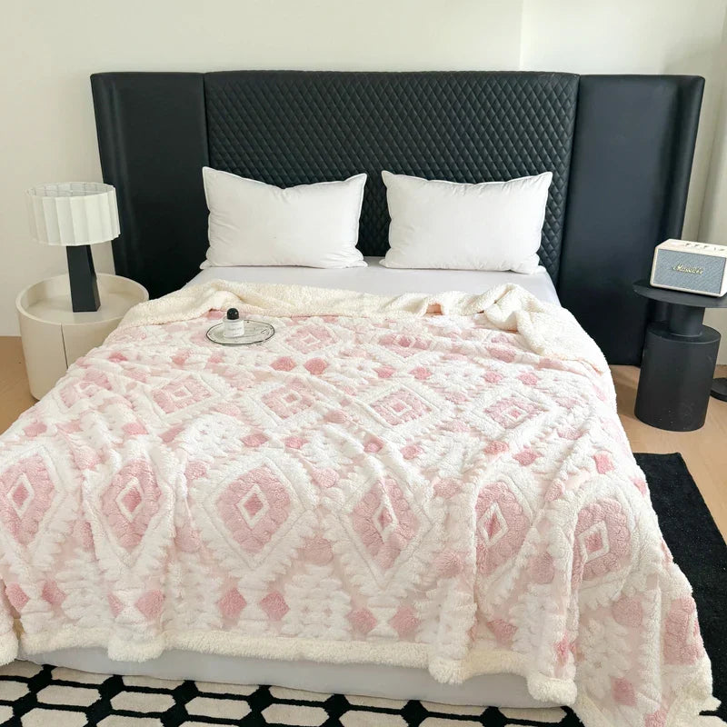 Doppellagige Jacquard-Wurfdecke mit geometrischem Muster und plüschiger Innenseite