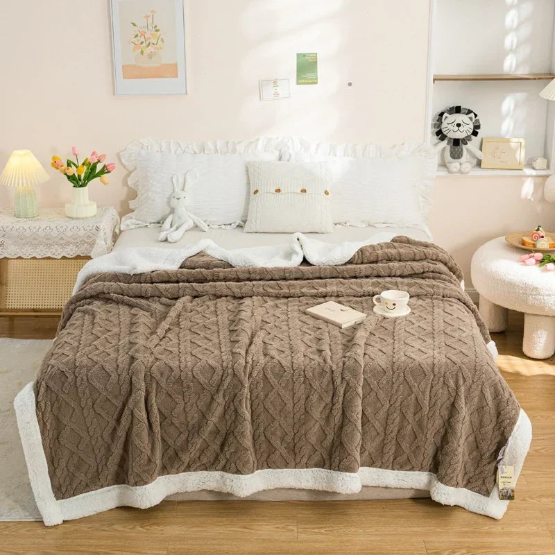 Wendbare Plüsch-Decke mit geometrischem Strickmuster und Sherpa-Futter