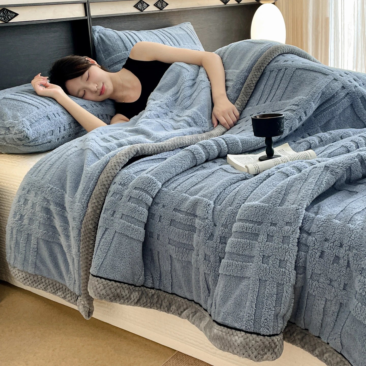 Ganzjahres-Kuscheldecke mit weicher strukturierter Oberfläche und antipiell-Behandlung
