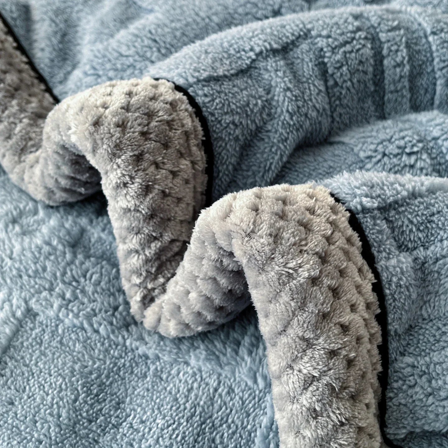 Ganzjahres-Kuscheldecke mit weicher strukturierter Oberfläche und antipiell-Behandlung