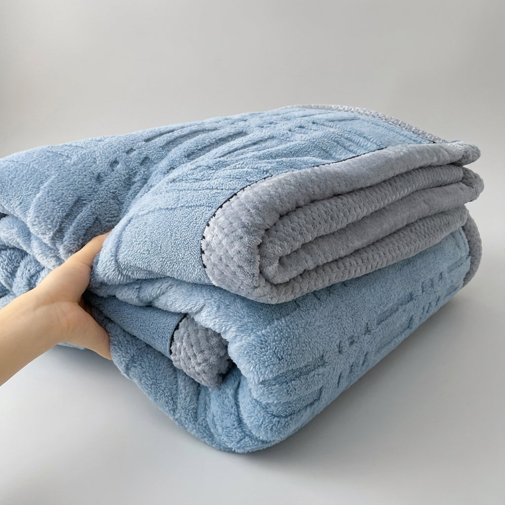 Ganzjahres-Kuscheldecke mit weicher strukturierter Oberfläche und antipiell-Behandlung