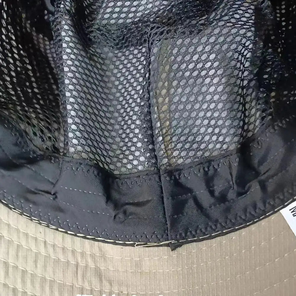 Breitrandiger Outdoor-Hut mit belüftetem Netzgeflecht und Kinnriemen
