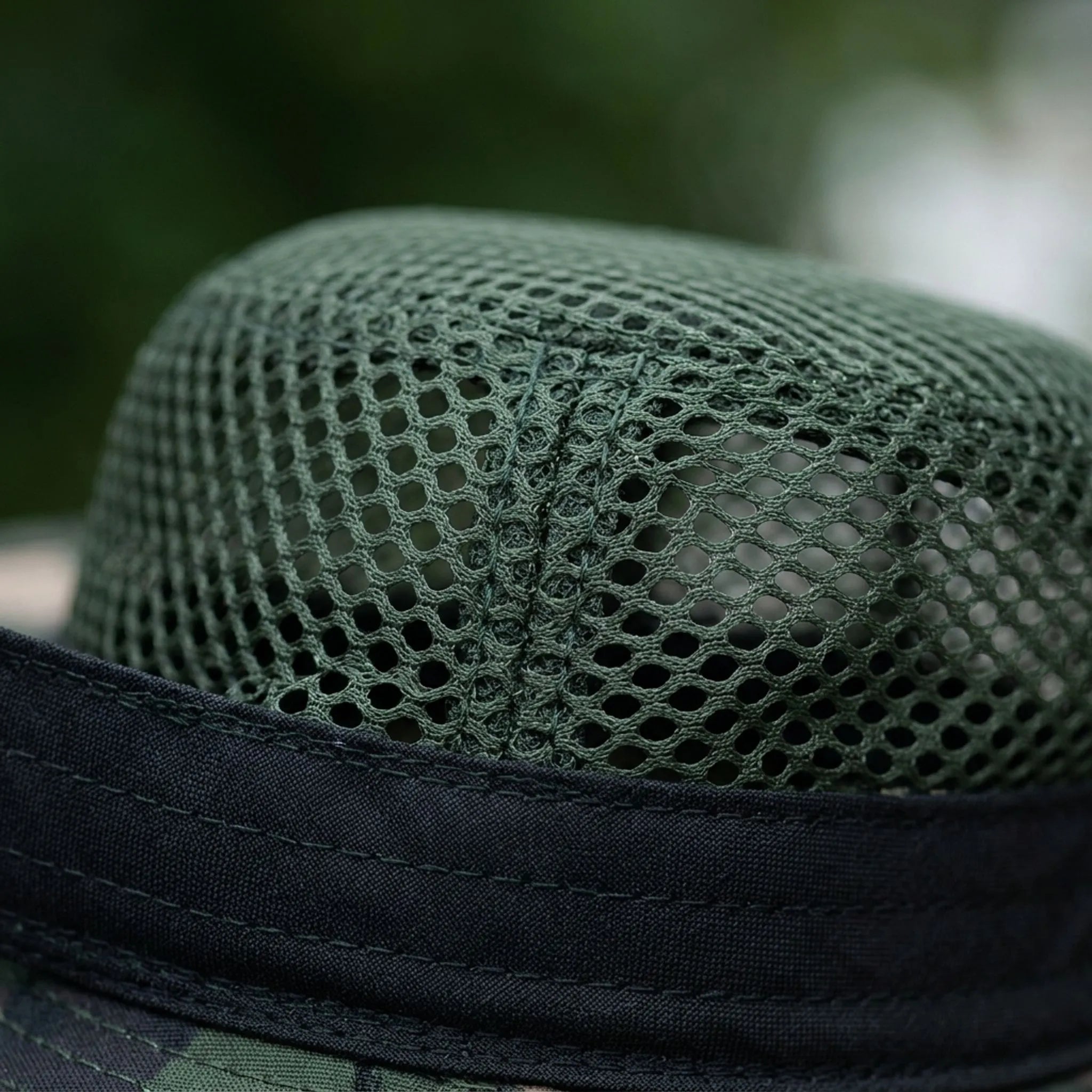 Breitrandiger Outdoor-Hut mit belüftetem Netzgeflecht und Kinnriemen