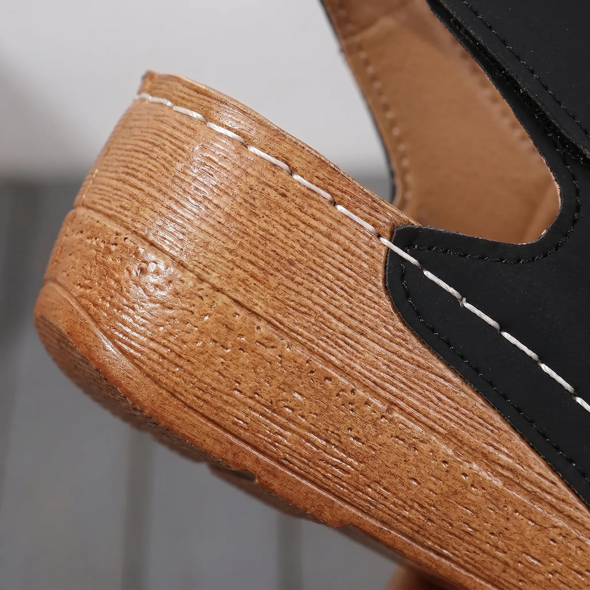 Damen-Keilsandalen mit Kreuzband-Design und Slip-on-Riemchen