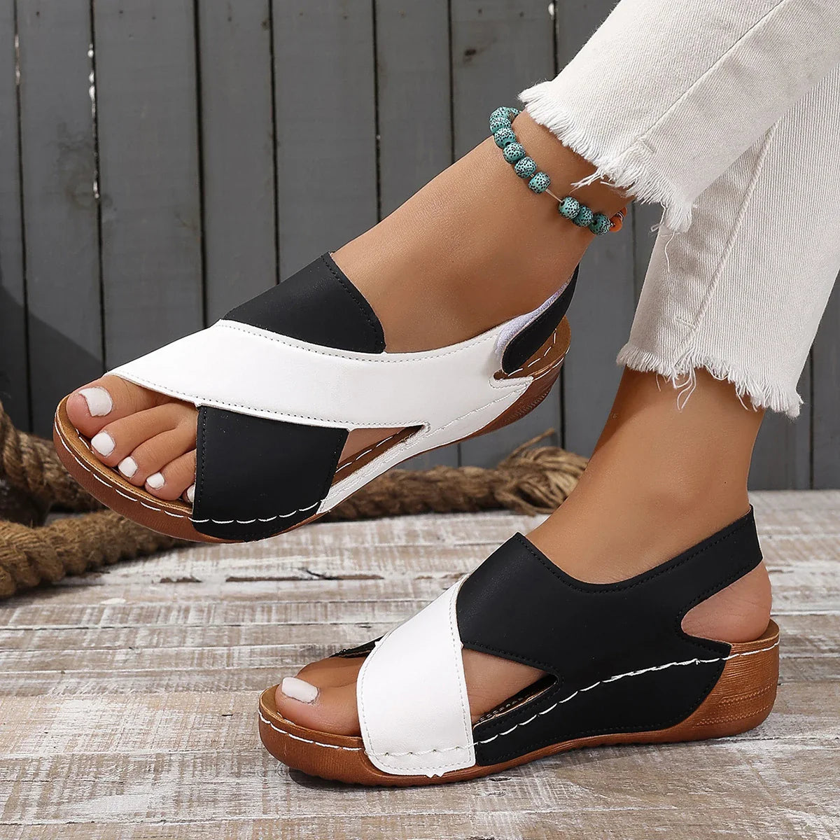 Damen-Keilsandalen mit Kreuzband-Design und Slip-on-Riemchen