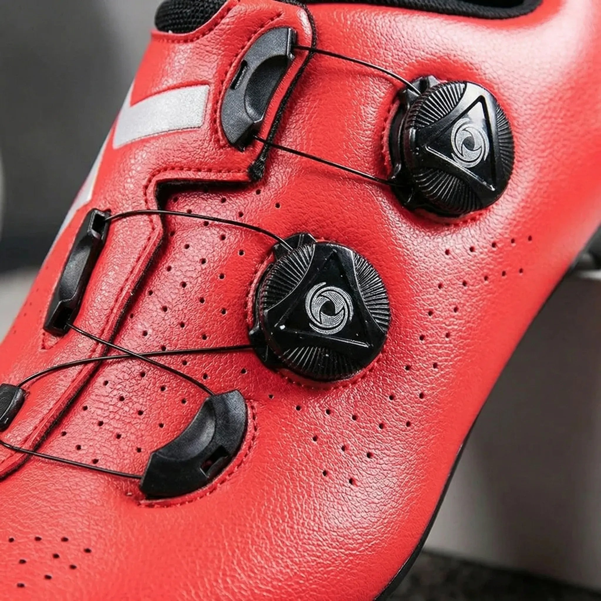 Selbstverriegelnder Radschuh mit Doppel-Dial-Verschluss und reflektierendem Streifen