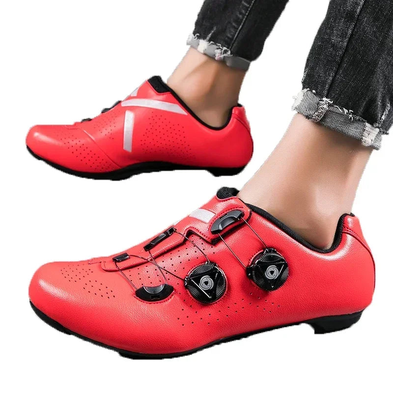 Selbstverriegelnder Radschuh mit Doppel-Dial-Verschluss und reflektierendem Streifen