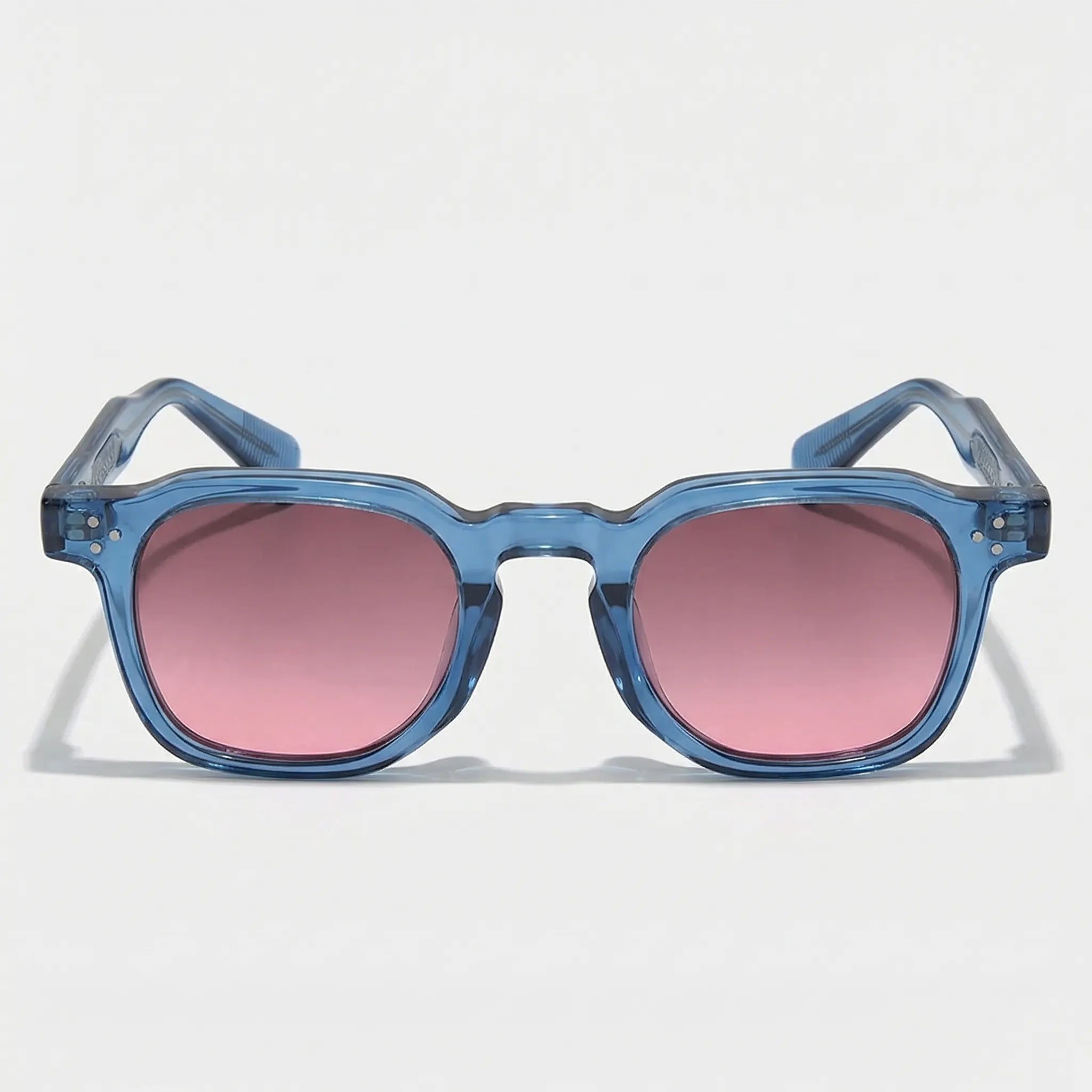 Kleine quadratische Sonnenbrille mit Nietdetails und kompaktem Rahmen