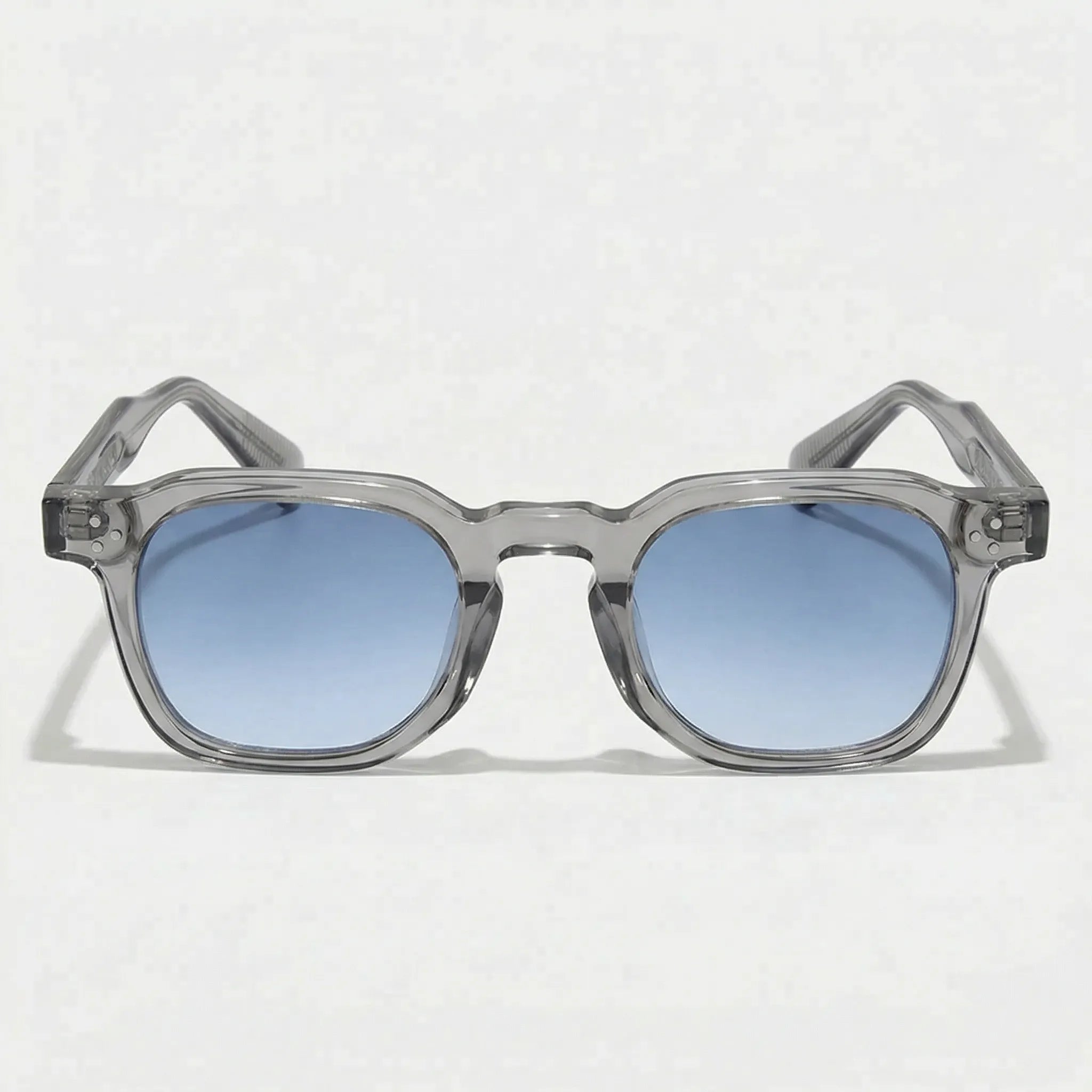 Kleine quadratische Sonnenbrille mit Nietdetails und kompaktem Rahmen