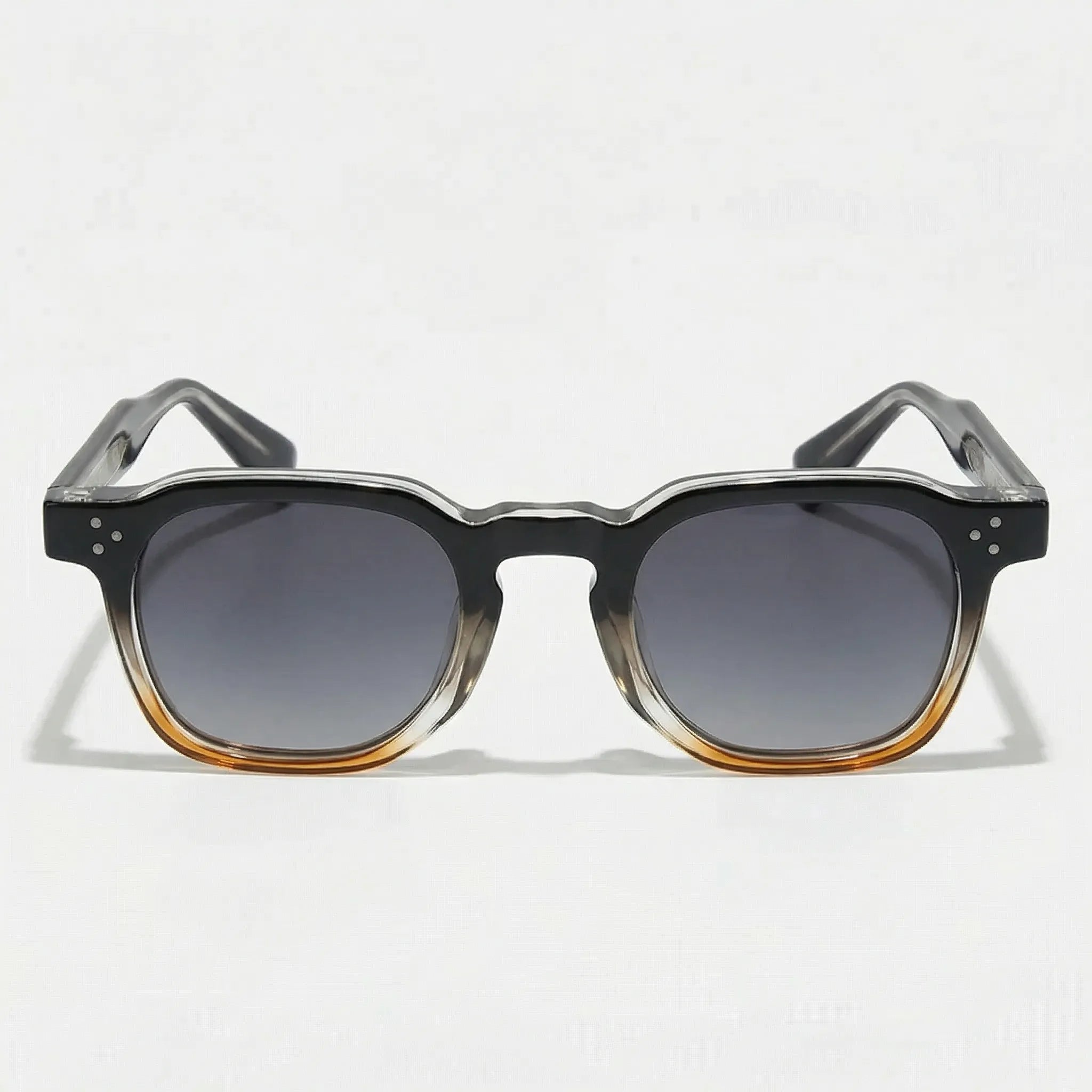 Kleine quadratische Sonnenbrille mit Nietdetails und kompaktem Rahmen