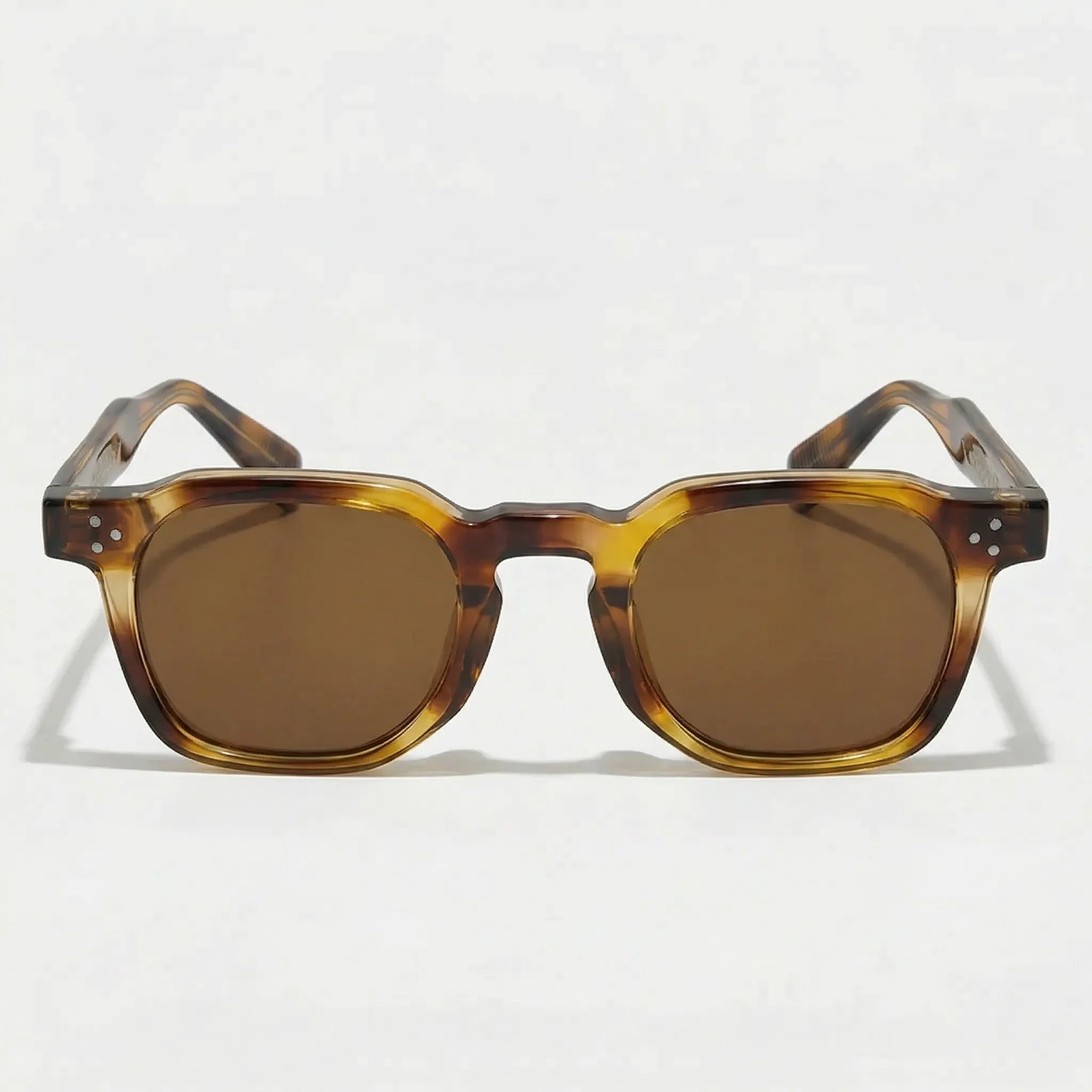 Kleine quadratische Sonnenbrille mit Nietdetails und kompaktem Rahmen