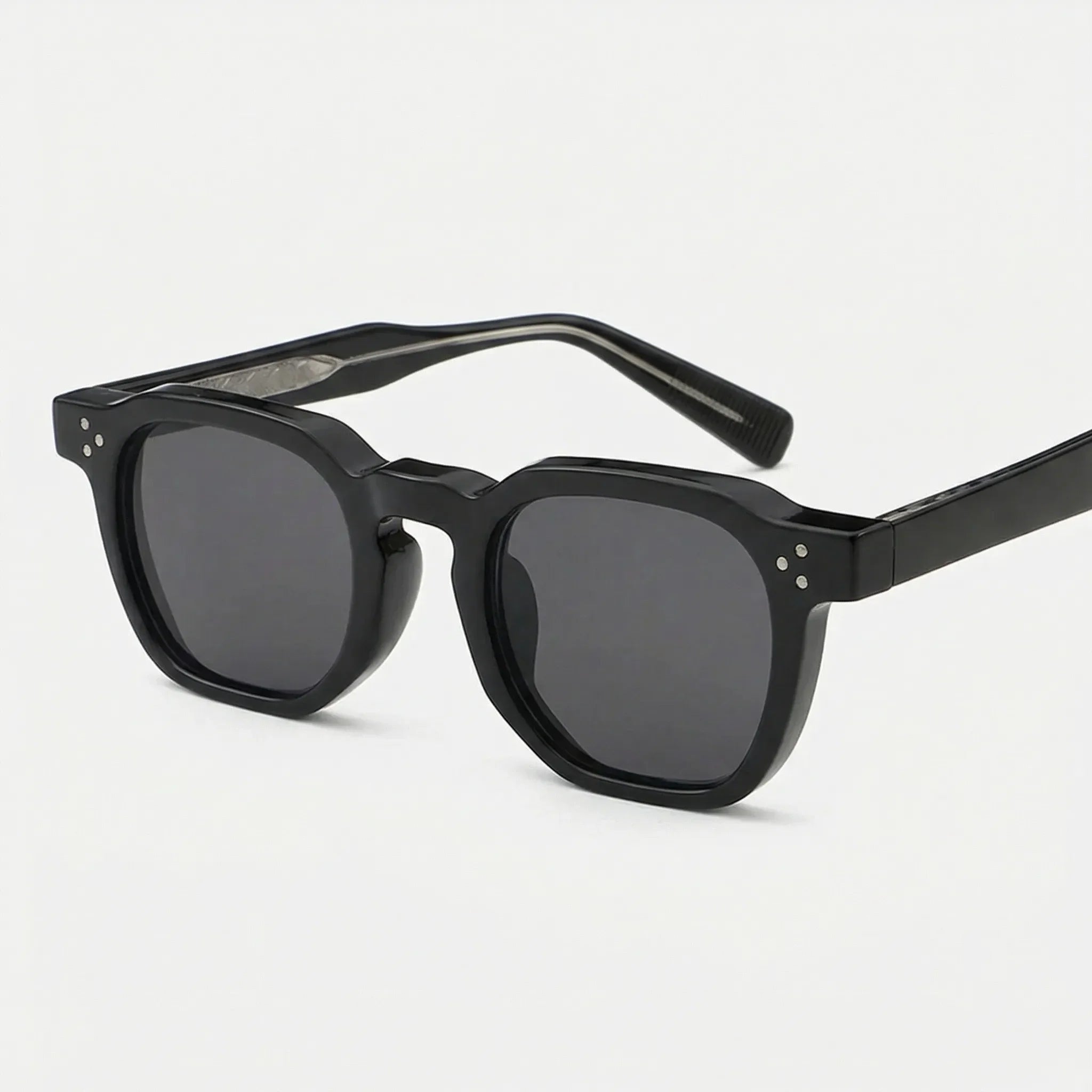 Kleine quadratische Sonnenbrille mit Nietdetails und kompaktem Rahmen