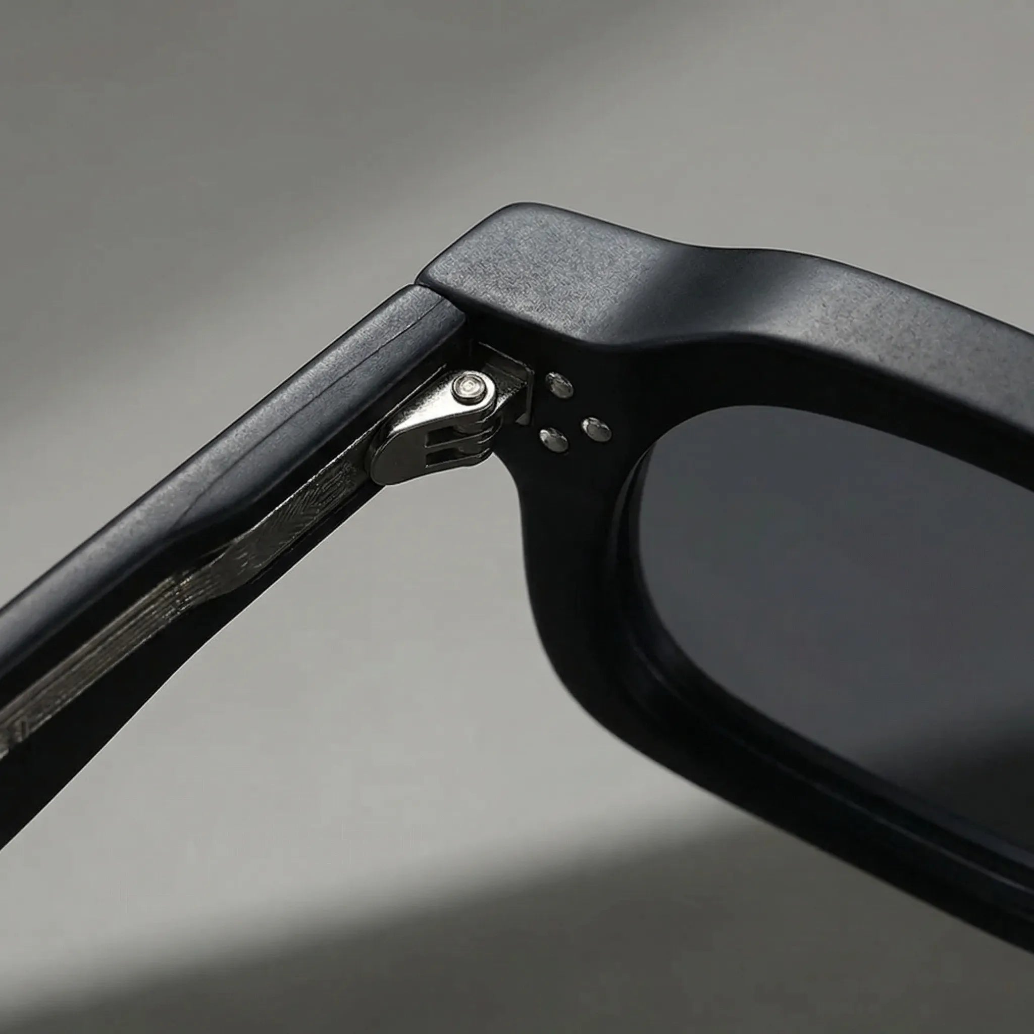 Kleine quadratische Sonnenbrille mit Nietdetails und kompaktem Rahmen