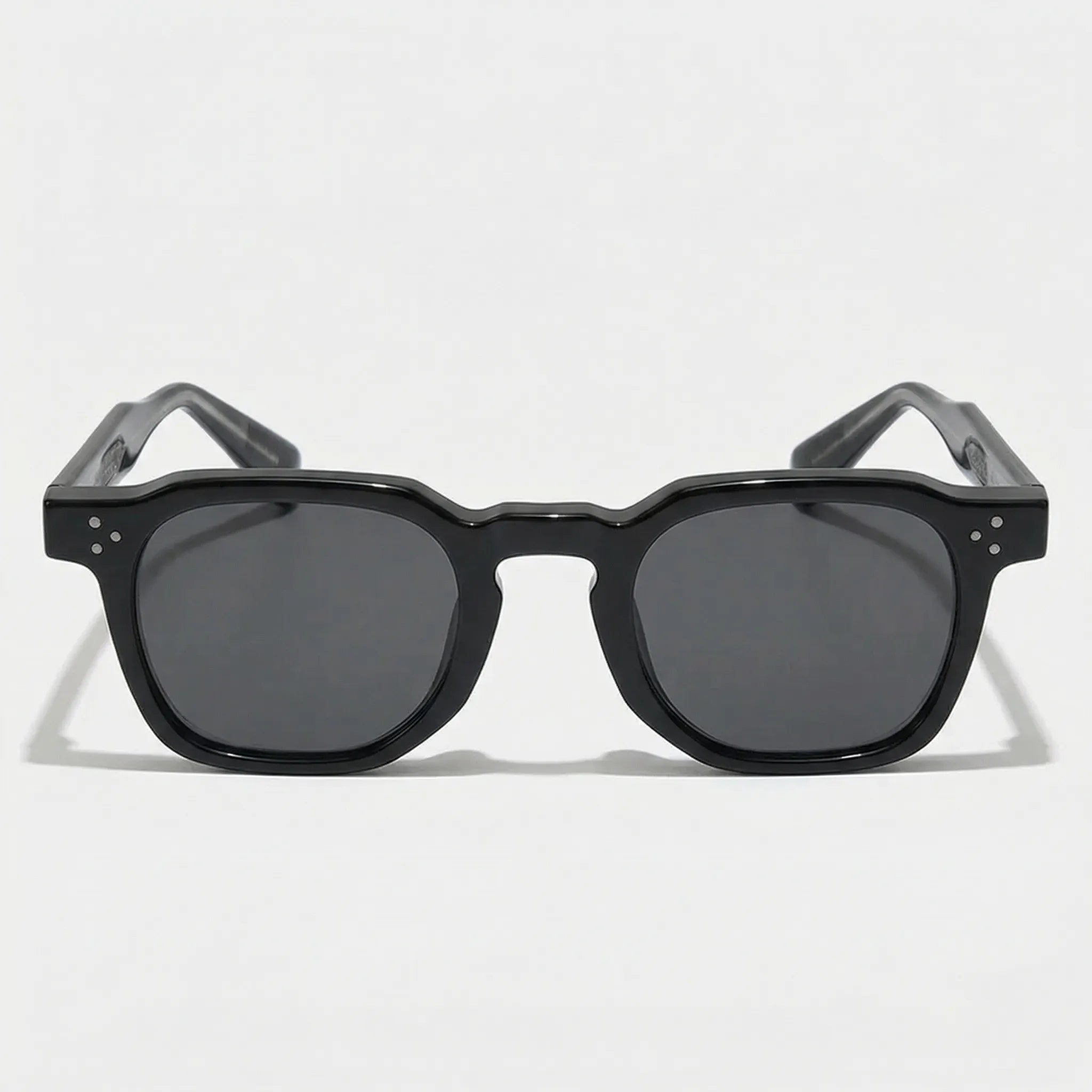 Kleine quadratische Sonnenbrille mit Nietdetails und kompaktem Rahmen