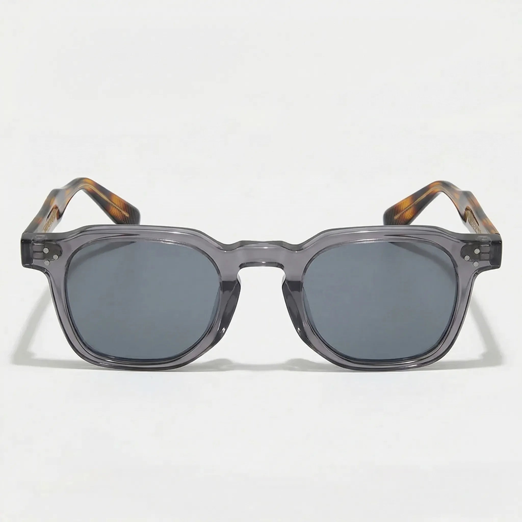 Kleine quadratische Sonnenbrille mit Nietdetails und kompaktem Rahmen