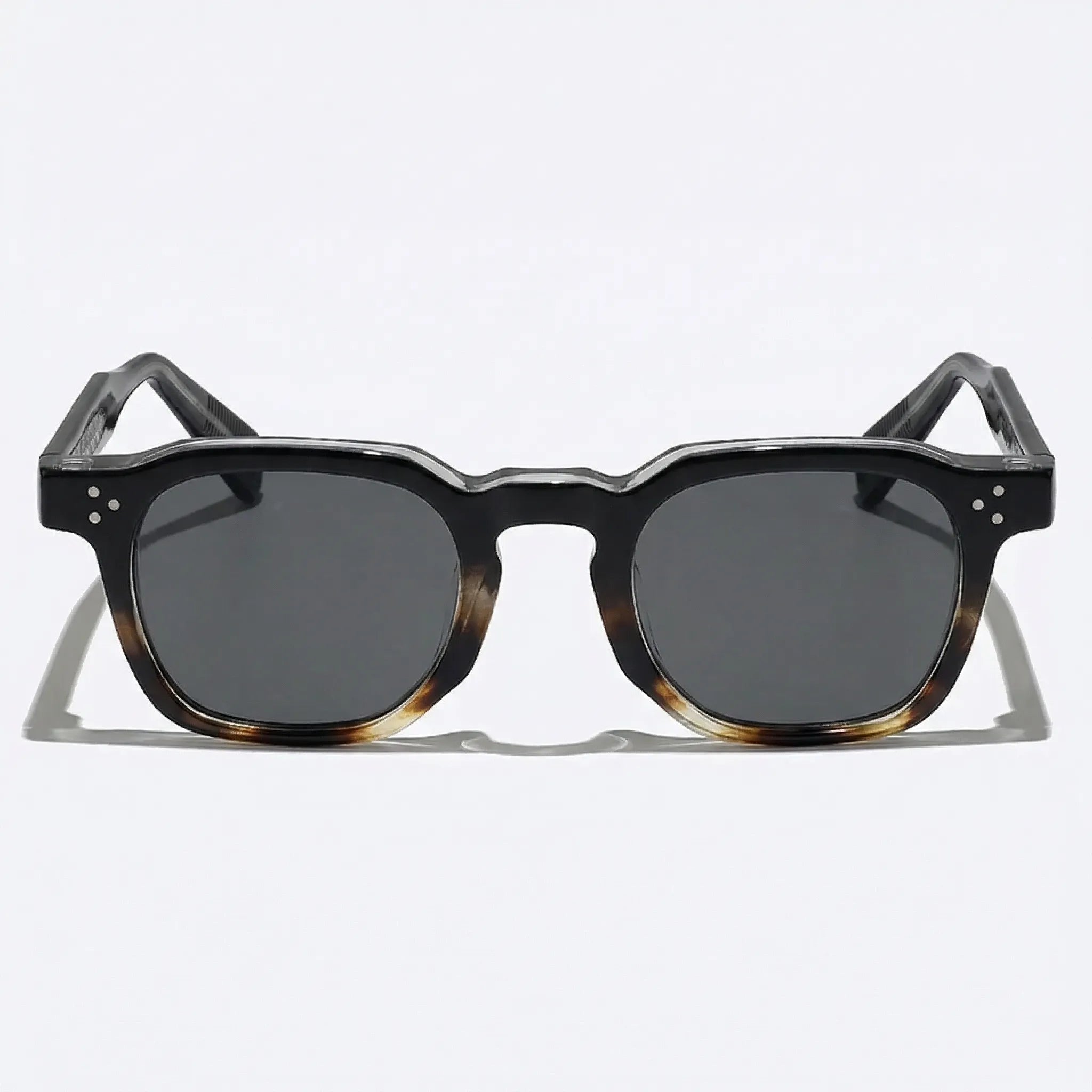 Kleine quadratische Sonnenbrille mit Nietdetails und kompaktem Rahmen