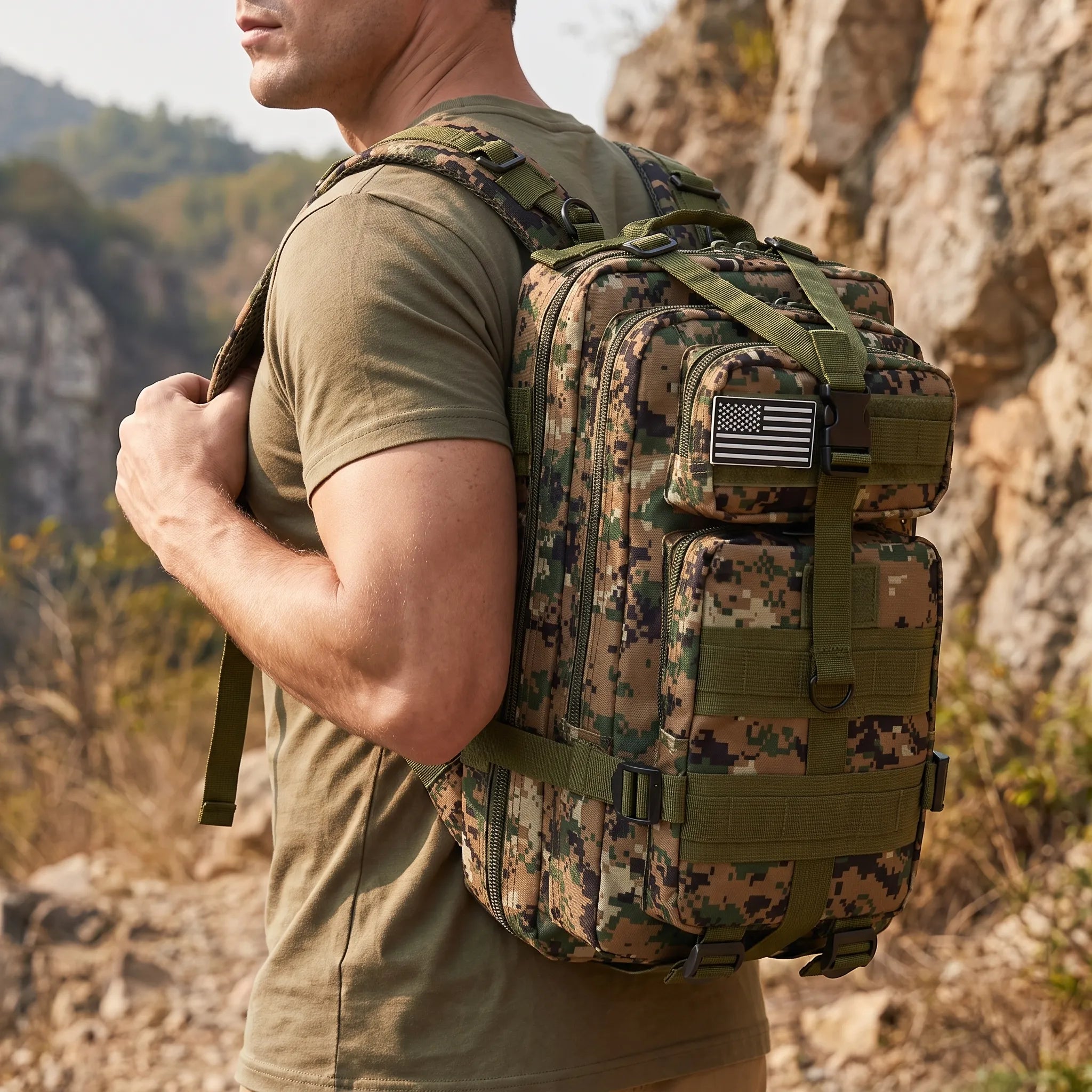 Tactical-Rucksack mit MOLLE-Webbing und mehreren Fächern