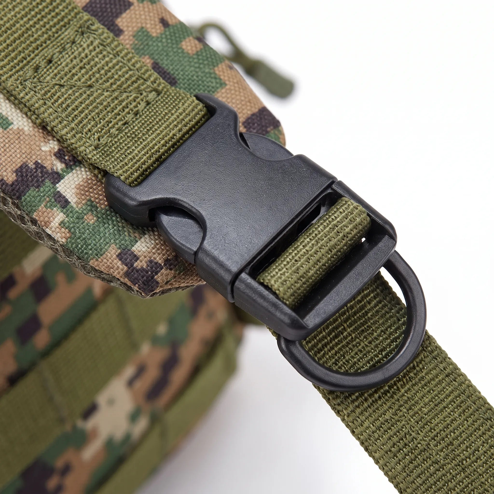 Tactical-Rucksack mit MOLLE-Webbing und mehreren Fächern