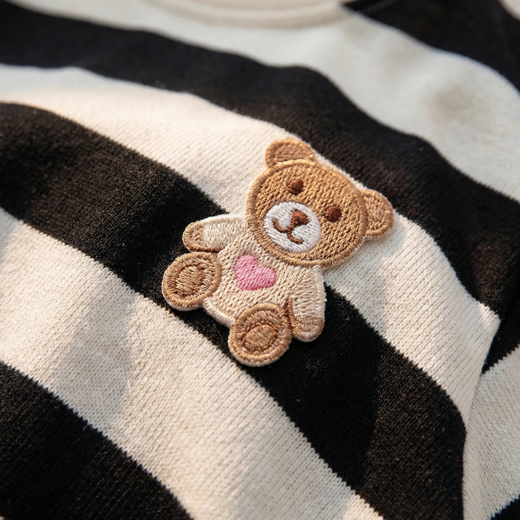 Kinder Sommer Set gestreiftes T-Shirt und Shorts mit Bärchen-Stickerei