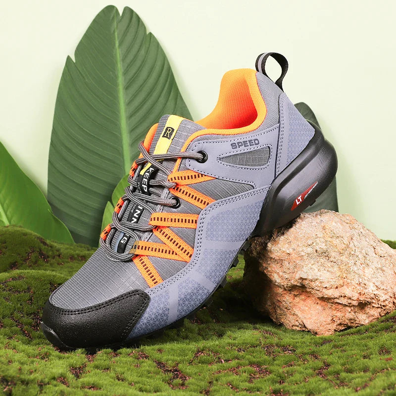 Outdoor-Trainer mit Stollensohle, verstärkter Zehenkappe und Schnürbefestigung