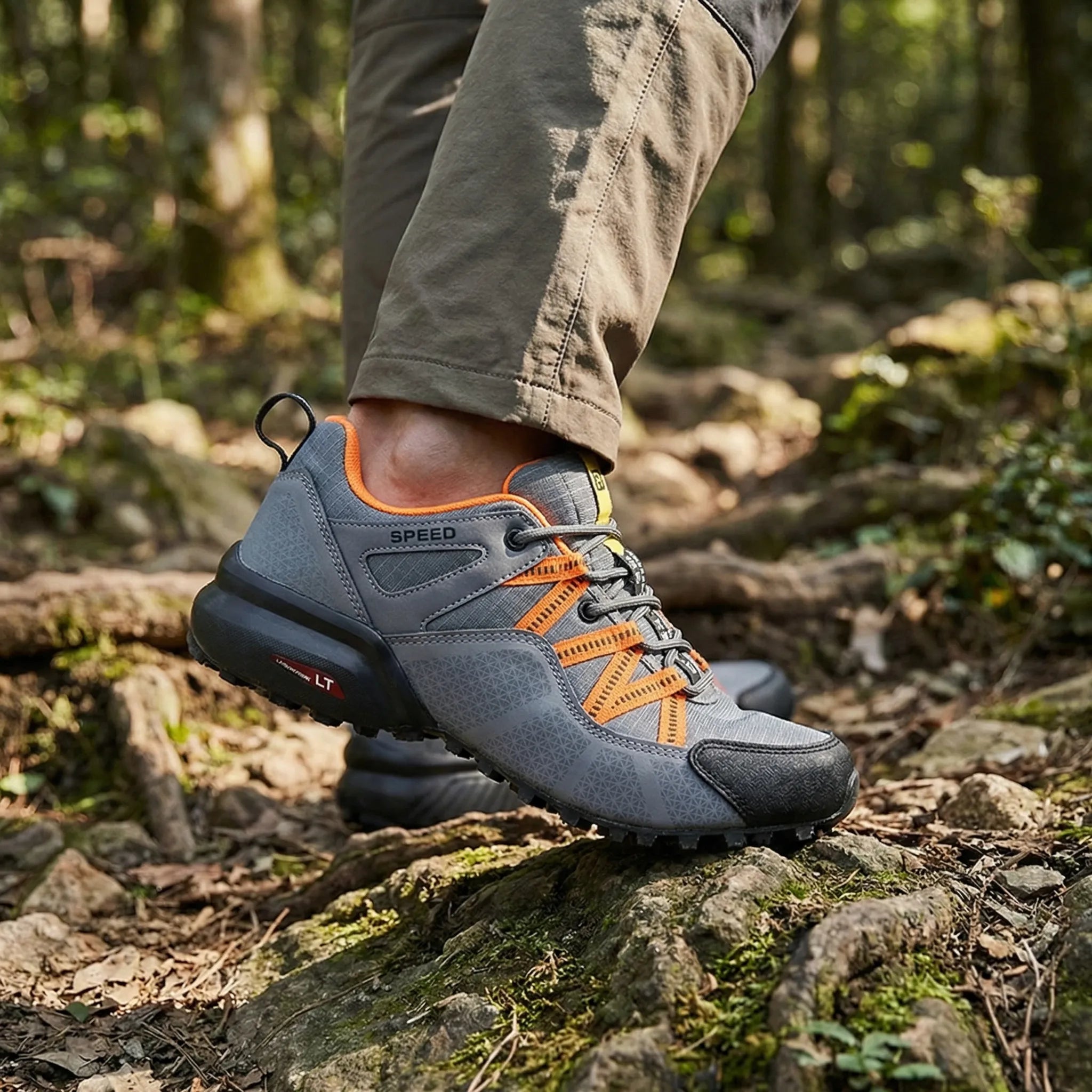 Outdoor-Trainer mit Stollensohle, verstärkter Zehenkappe und Schnürbefestigung