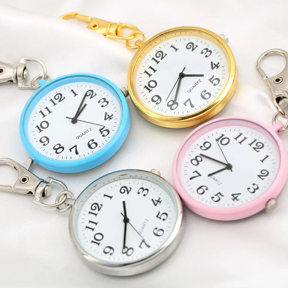 Kompakte Schlüsselanhänger-Taschenuhr mit Quarzwerk und großem Zifferblatt