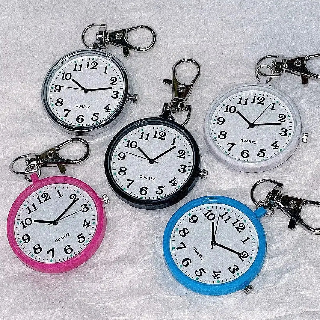 Kompakte Schlüsselanhänger-Taschenuhr mit Quarzwerk und großem Zifferblatt