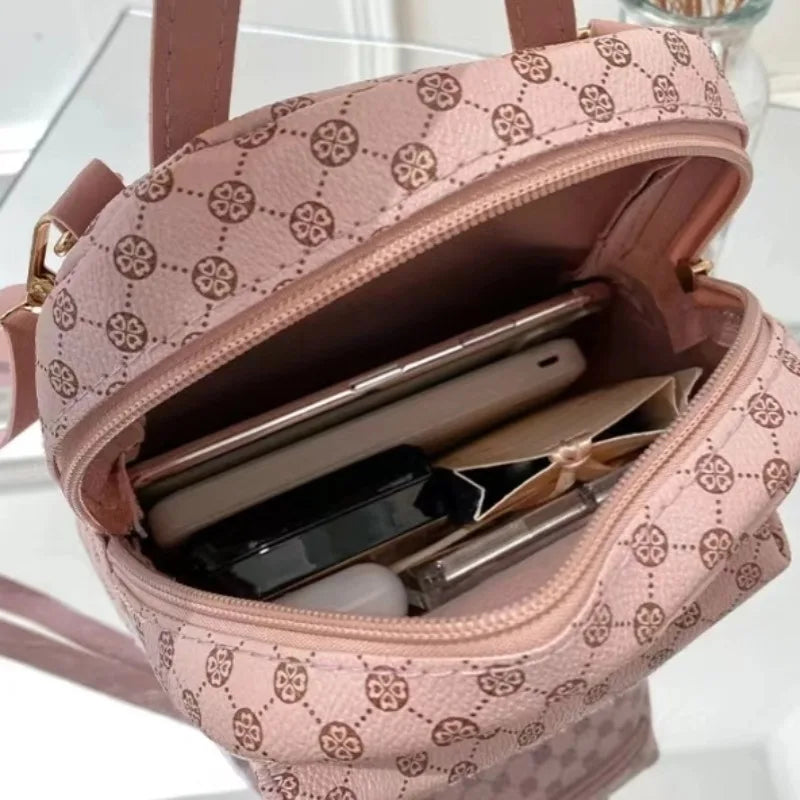 Kompakter modischer Rucksack mit gemustertem Design und Reißverschlusstasche