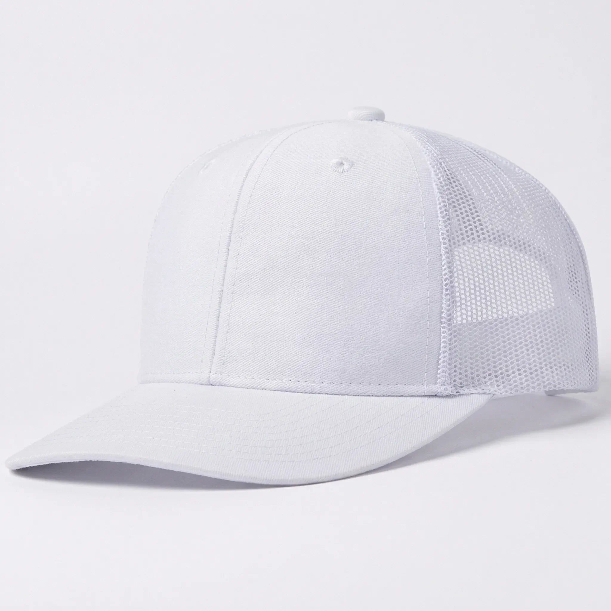 Unisex Trucker Cap mit gebogener Krempe und atmungsaktivem Mesh