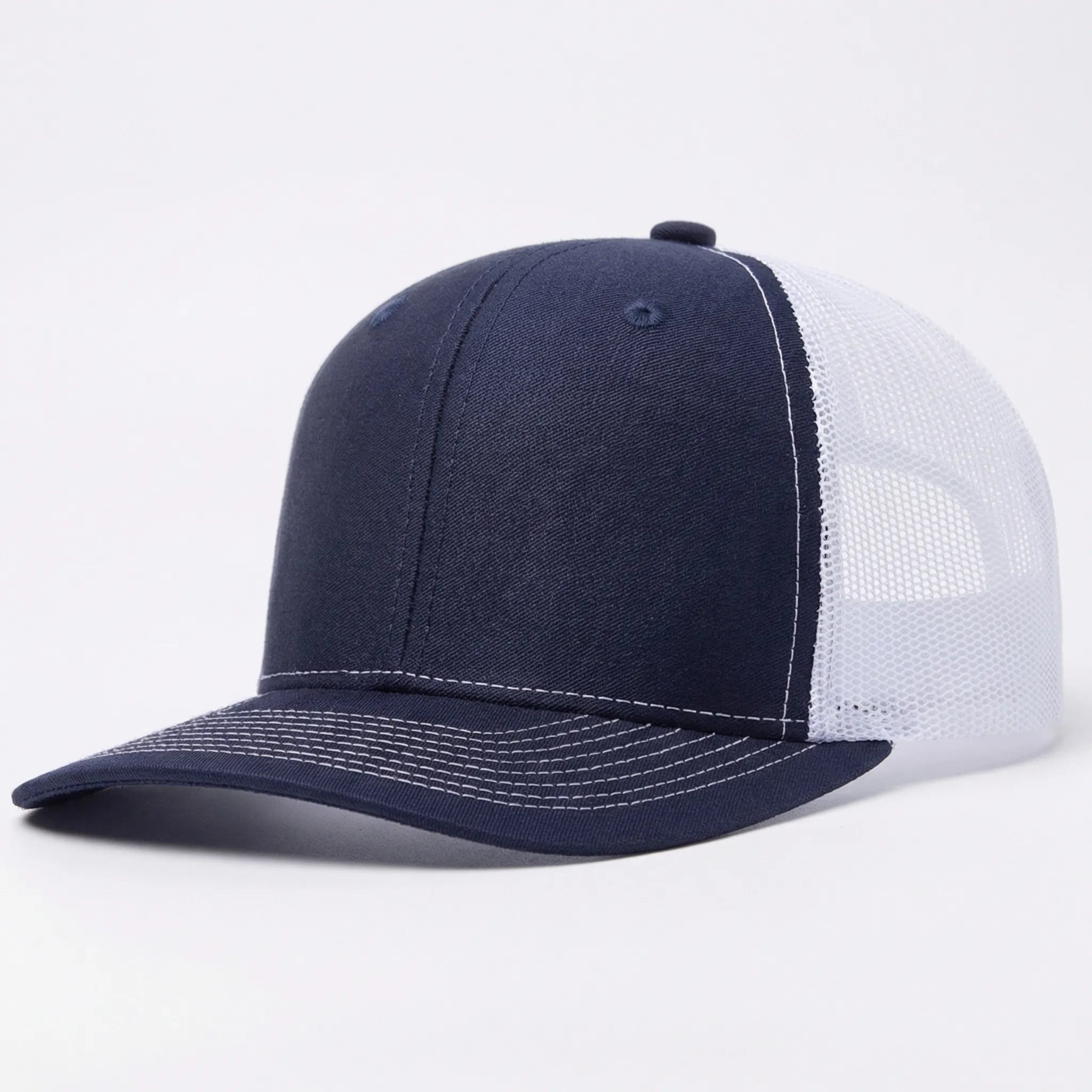 Unisex Trucker Cap mit gebogener Krempe und atmungsaktivem Mesh