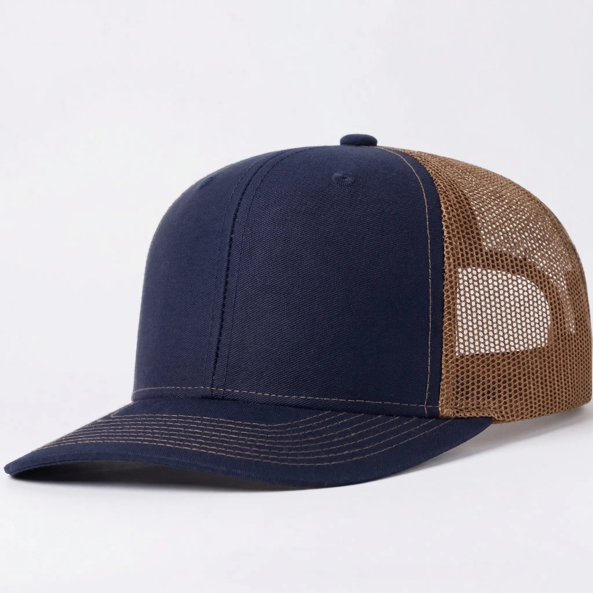 Unisex Trucker Cap mit gebogener Krempe und atmungsaktivem Mesh