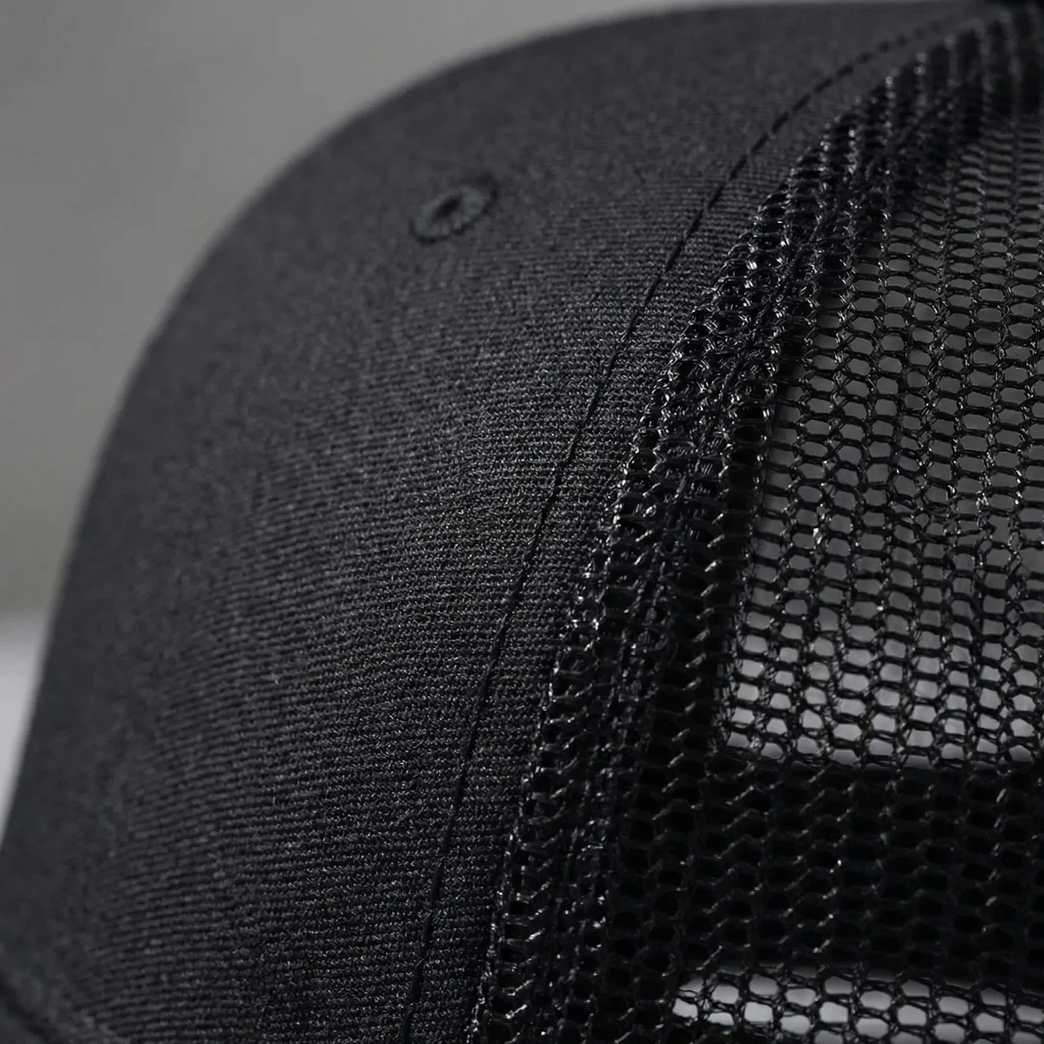 Unisex Trucker Cap mit gebogener Krempe und atmungsaktivem Mesh