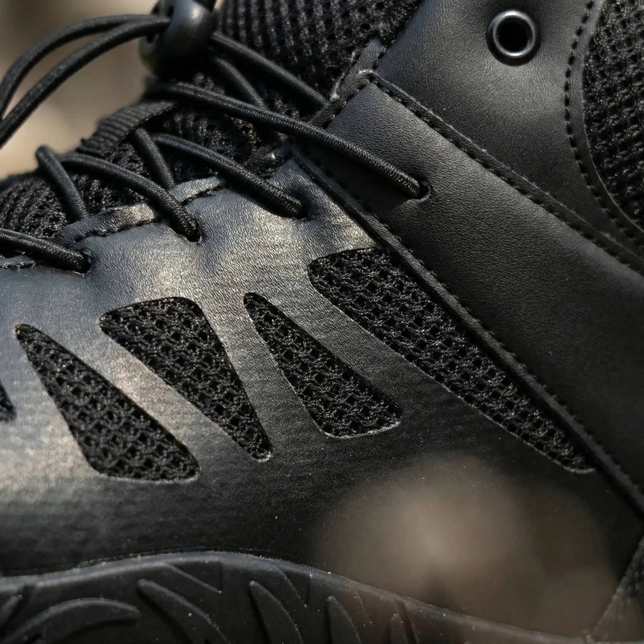 Mittelhoche Wanderschuhe mit rutschfester Sohle und atmungsaktivem Mesh-Obermaterial