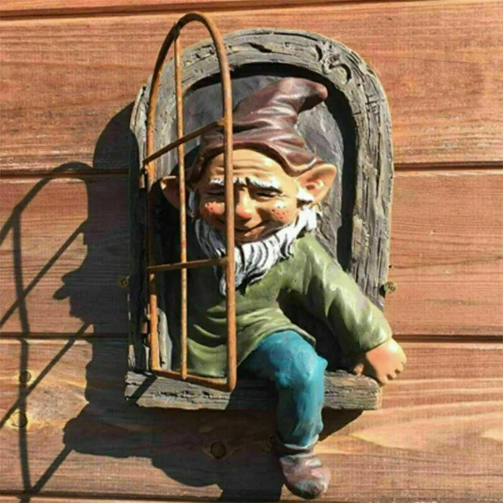 Elfenfigur umarmt Baum Gartendekoration Außenbereich