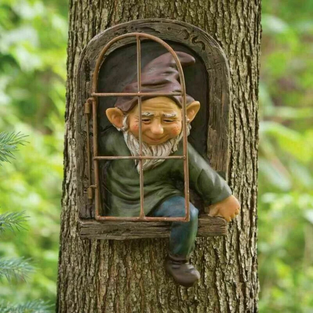 Elfenfigur umarmt Baum Gartendekoration Außenbereich