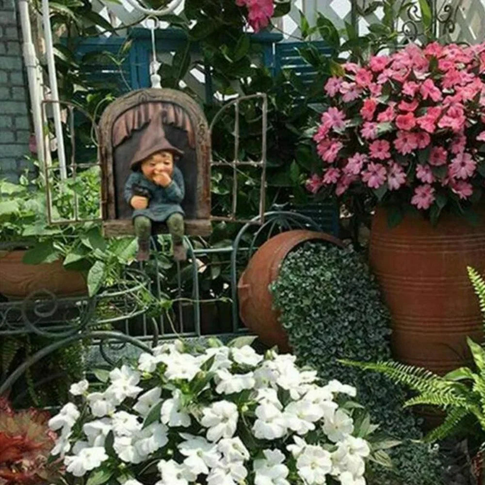 Elfenfigur umarmt Baum Gartendekoration Außenbereich