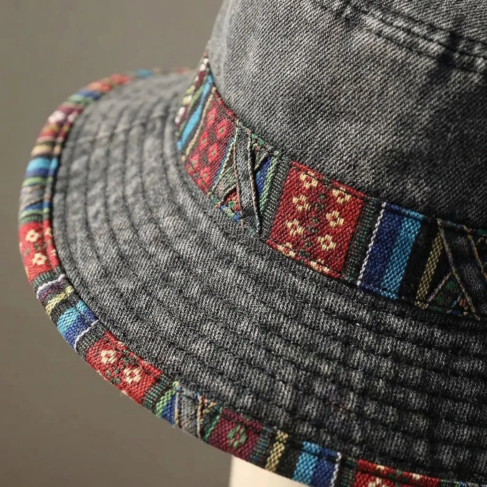 Breitkrempiger Outdoor-Bucket-Hat mit Boho-Webband und verstellbarem Kinnband