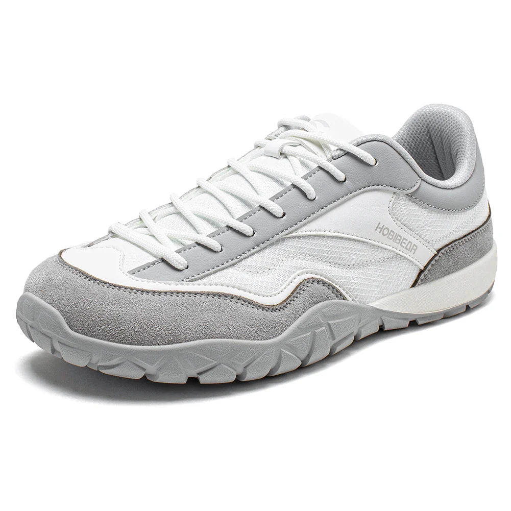 Breitschaftiger Trailwanderschuh mit rutschfester Sohle und Retro-Design