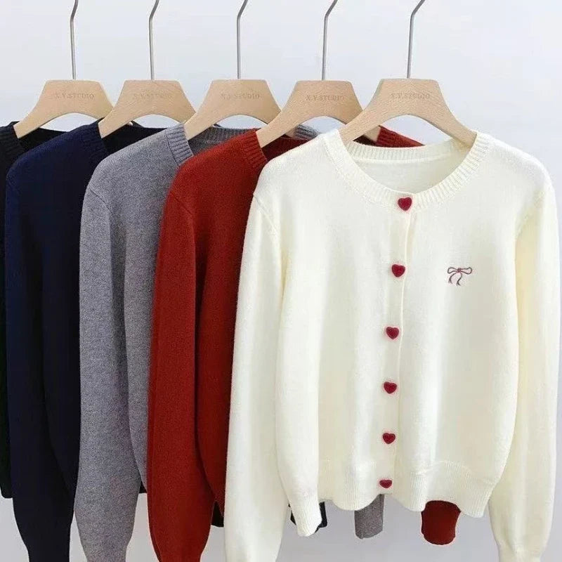 Damen Rundhals-Cardigan mit herzförmigen Knöpfen und Stickschleife